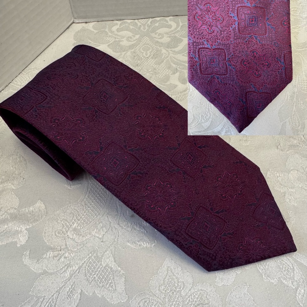 Brioni Handmade Seta Silk Tie Italy Dis 2F138‎ Jacquard Burgandy Geometric